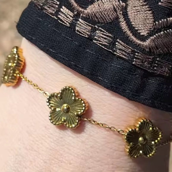 Alhambra Gold Floral Bracelet - Picture 7 of 11